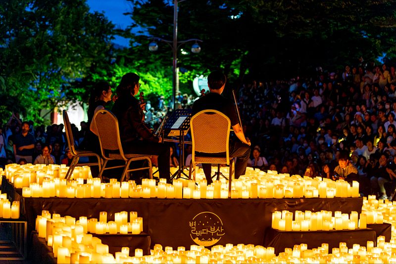 지난 6월 용두산공원에서 진행된 ‘별바다 부산 캔들라이트 콘서트’ 현장. 부산관광공사 제공