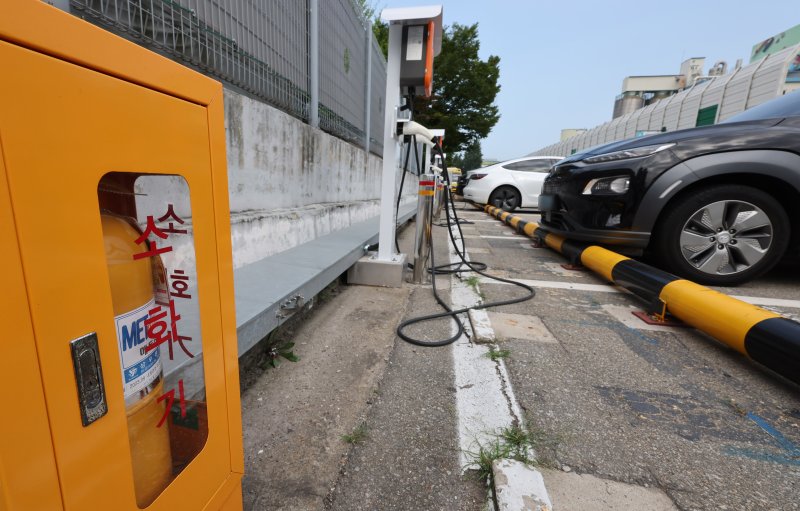 [인천=뉴시스] 전진환 기자 = 13일 인천 연수구의 한 주차장 전기충전기 주변에 전기차 화재에 대비해 소화기가 설치돼 있다. 2024.08.13. amin2@newsis.com