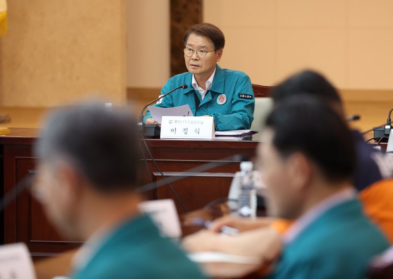 이정식 고용노동부 장관이 13일 정부서울청사에서 열린 화성 아리셀공장 화재사고 중앙사고수습본부 3차 회의에서 발언하고 있다. <뉴시스>