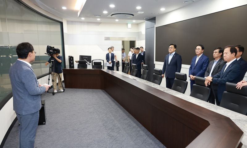 김병환 금융위원회 위원장이 13일 오후 경기도 김포시 KB국민은행 통합 IT센터에서 금융협회, 금융감독원, 금융보안원 등 유관기관 및 민간 보안 전문가들이 참석한 가운데 금융분야 망분리 개선 로드맵을 발표하고 있다. 금융위원회 제공