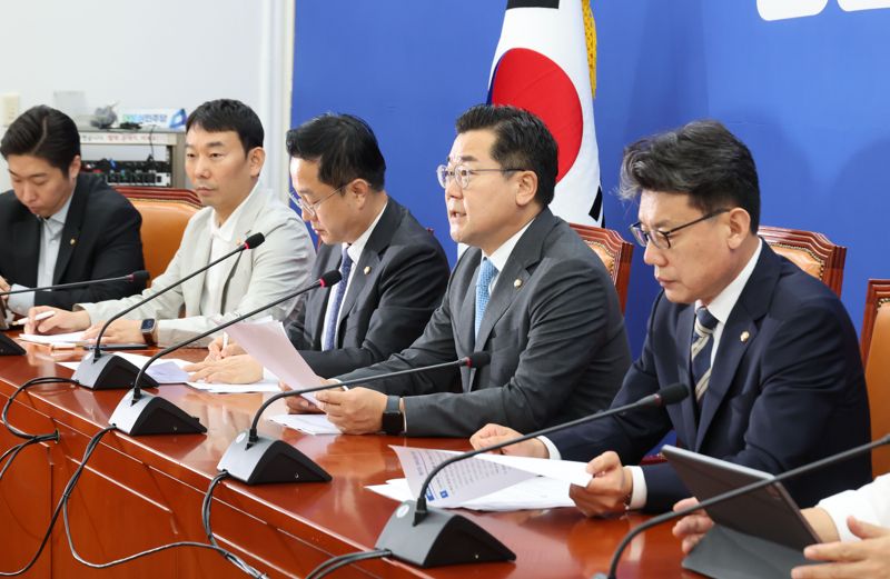 박찬대 더불어민주당 대표 직무대행 겸 원내대표가 13일 서울 여의도 국회에서 열린 정책조정회의에 참석해 모두 발언하고 있다.<div id='ad_body2' class='ad_center'></div><div id='ad_body3' class='mbad_bottom' ></div>사진=박범준 기자