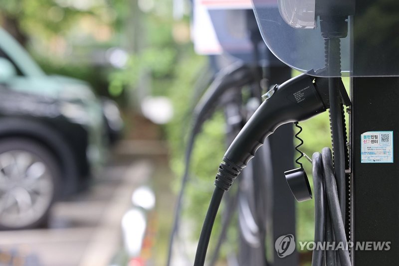 지상 주차장에 설치된 전기차 충전소 지상 주차장에 설치된 전기차 충전소 (안양=연합뉴스) 신현우 기자 = 8일 경기도 안양시 한 아파트 단지 지상 주차장에 전기차 충전시설이 설치돼 있다. 해당 아파트는 작년 전기차 충전시설을 설치하기에 앞서 입주자 대표회의를 통해 충전시설을 지상에 설치하기로 결정했다. 2024.8.8 nowwego@yna.co.kr (끝)