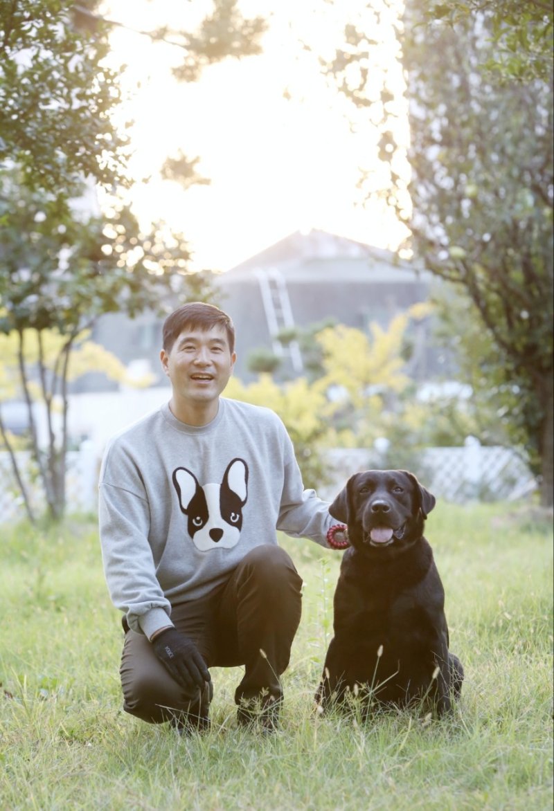 김민철 교수요원이 13일 은퇴 경찰견과 포즈를 취하고 있다. 경찰청 제공