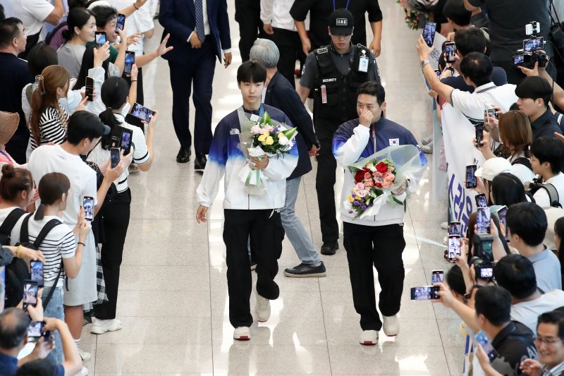 대한민국 태권도 대표팀 박태준이 파리 올림픽을 마치고 13일 인천국제공항을 통해 귀국해 팬들의 환호를 받으며 발걸음을 옮기고 있다. 뉴스1.