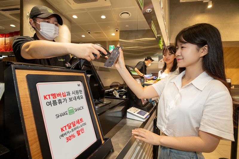 서울 종각에 위치한 한 쉐이크쉑(Shake Shack) 매장에서 고객들이 KT 멤버십 달.달.혜택을 사용해 할인된 가격으로 세트메뉴를 구매하고 있다. KT 제공