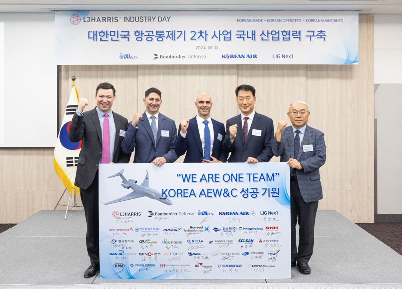 지난 13일 제이슨 W. 램버트 L3해리스 ISR 사장(맨 왼쪽), 박정우 대한항공 항공우주사업본부장(왼쪽 네번째)가 오후 서울 영등포구 공군호텔에서 열린 'L3 인더스트리 데이' 행사에서 관계자들과 기념 사진을 촬영하고 있다. 대한항공 제공