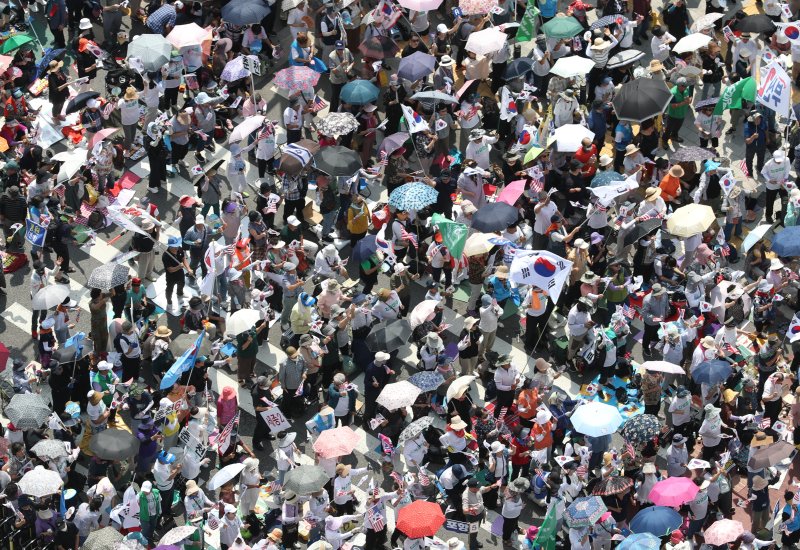 [서울=뉴시스] 황준선 기자 = 제78주년 광복절인 지난해 8월 15일 서울 중구 세종대로 일대에서 자유통일당 등 보수단체원들이 대규모 집회를 하고 있다. 2023.08.15. hwang@newsis.com /사진=뉴시스