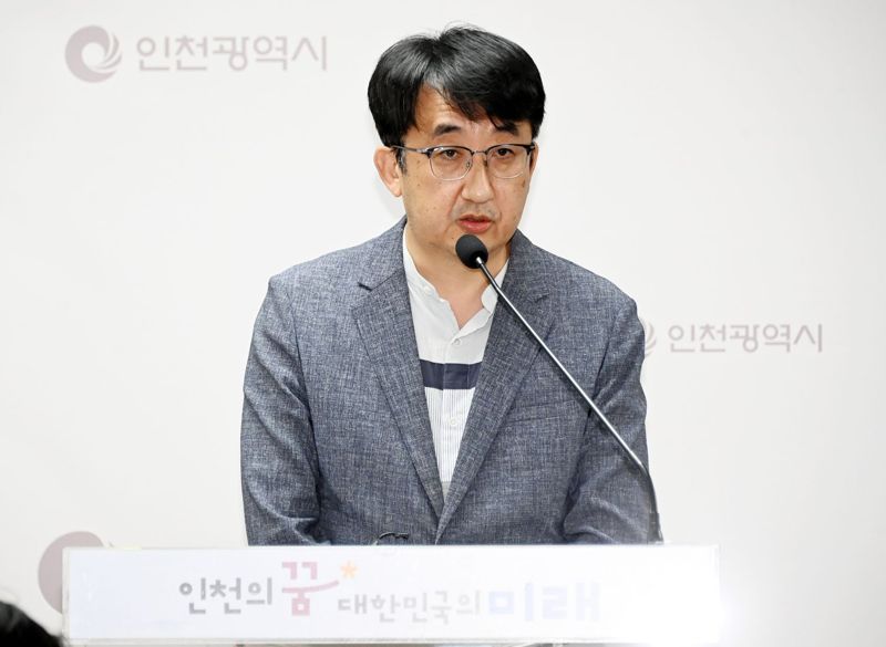 김충진 인천시 문화체육관광국장이 14일 시청 브리핑룸에서 인천 북부지역 문화예술회관 건립에 대해 기자들에게 설명하고 있다. 인천시 제공.