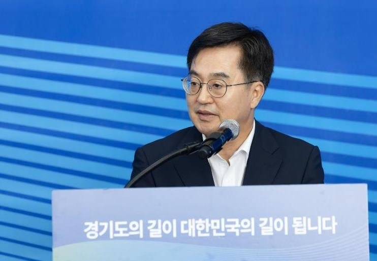 14일 오전 수원 도담소에서 경기도 민선 8기 후반기 중점과제 발표 기자간담회에서 김동연 경기도지사가 중점과제를 설명하고 있다. 경기도 제공.