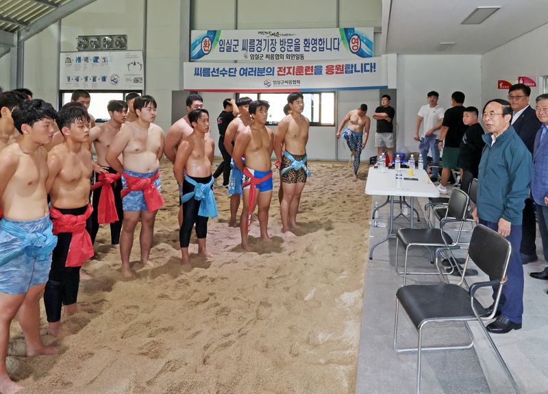 심민 전북 임실군수(오른쪽)가 14일 전지훈련을 온 씨름선수들을 격려하고 있다. 임실군 제공