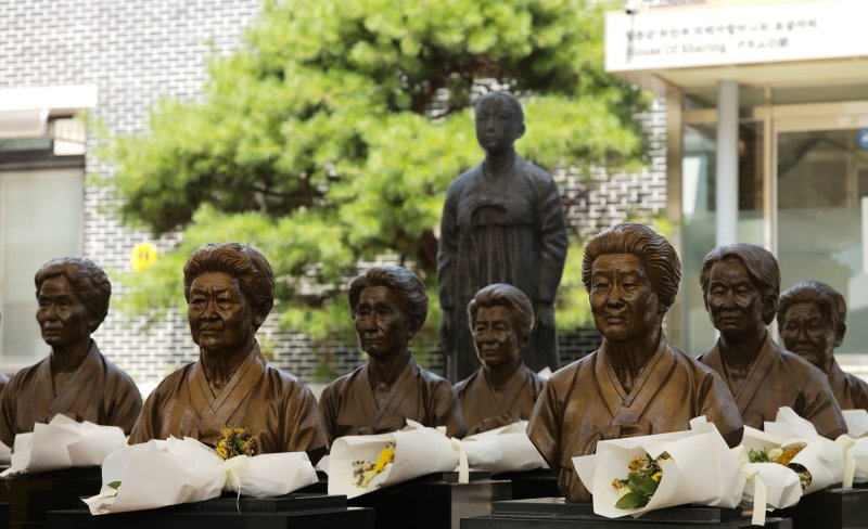 일본군 '위안부' 피해자 기림의 날인 14일 경기 광주시 퇴촌면 나눔의집에 위안부 피해자 할머니들의 흉상이 세워져 있다. 기림의 날은 매년 8월 14일로 고(故) 김학순 할머니가 1991년 일본군 '위안부' 피해 사실을 최초로 증언한 날이다. 현재 정부에 등록된 일본군 '위안부' 피해자 240명 중 생존자는 9명이다. 사진=뉴스1화상