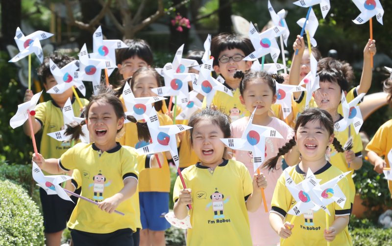 제79주년 광복절을 하루 앞둔 14일 오후 부산진구청 어린이집 인근에서 원생들이 직접 만든 태극기 바람개비를 날리며 즐거워하고 있다. 2024.8.14/뉴스1 ⓒ News1 윤일지 기자