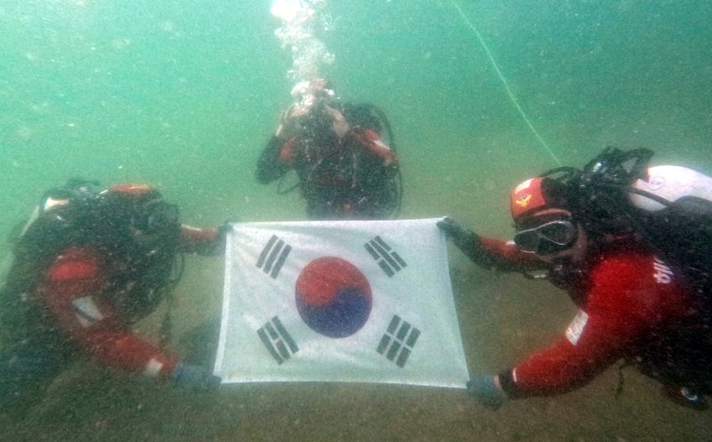 전북자치도 부안해경이 제79주년 광복절을 하루 앞둔 14일 부안군 사당도 인근 수중에서 태극기를 펼쳐들고 독립의 의미를 되새기고 있다.(해경 제공)2024.8.14/뉴스1