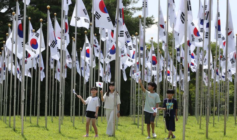 광복절을 하루 앞둔 14일 충남 천안 독립기념관 태극기광장에서 어린이들이 손태극기를 들고 이동하고 있다. 사진=뉴스1