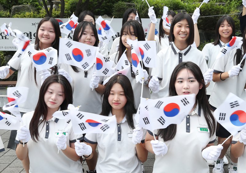 성신여중 학생들이 14일 오전 서울 성북구 만해공원에서 열린 제79주년 광복절 기념 만해 동상 청소 및 플래시몹 행사에서 태극기를 이용한 댄스를 선보이고 있다. 2024.8.14/뉴스1 ⓒ News1 임세영 기자