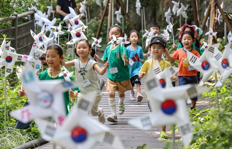 광복절을 하루 앞둔 14일 서울 응봉근린공원 남산자락숲길에 조성된 태극꽃길에서 어린이들이 뛰놀고 있다. 2024.8.14/뉴스1 ⓒ News1 김도우 기자