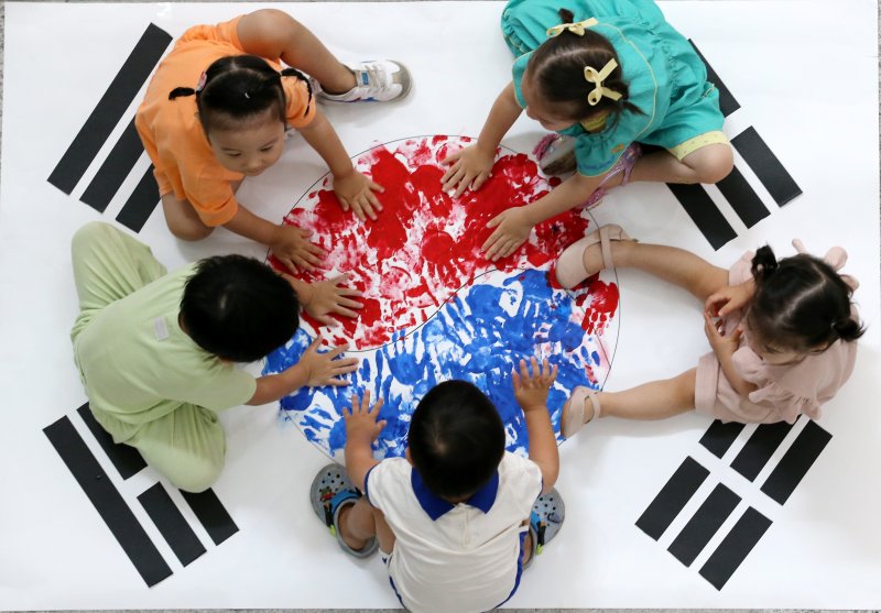 광복절을 앞두고 13일 오전 대전 동구청 한솔어린이집 원생들이 손도장 태극기를 체험하고 있다. 2024.8.13/뉴스1 ⓒ News1 김기태 기자