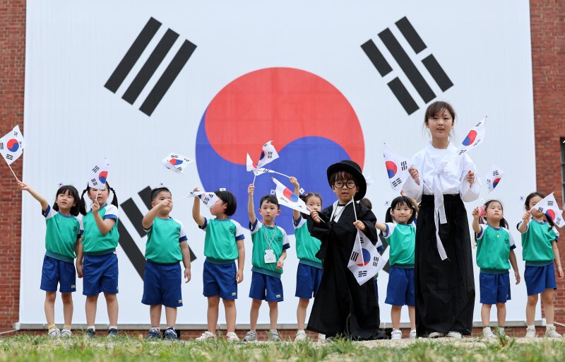 광복절을 하루 앞둔 14일 오후 서울 서대문형무소역사관을 찾은 어린이들이 태극기를 휘날리고 있다. 2024.8.14/뉴스1 ⓒ News1 박지혜 기자