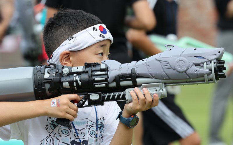 광복절을 하루 앞둔 14일 오후 서울 서대문형무소역사관을 찾은 어린이들이 독립군 전투체험을 하고 있다. 2024.8.14/뉴스1 ⓒ News1 박지혜 기자
