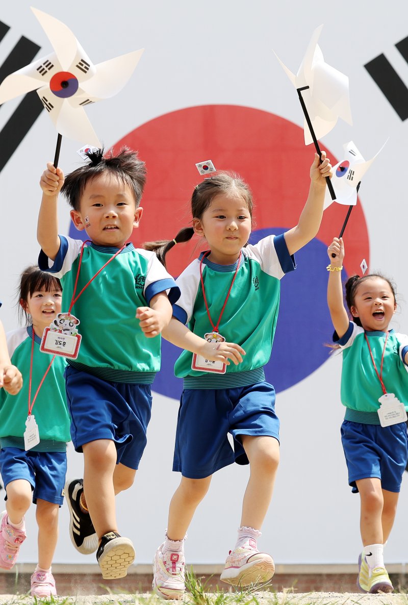 광복절을 하루 앞둔 14일 오후 서울 서대문형무소역사관에서 태극기 바람개비를 든 어린이들이 앞으로 달리고 있다. 2024.8.14/뉴스1 ⓒ News1 박지혜 기자