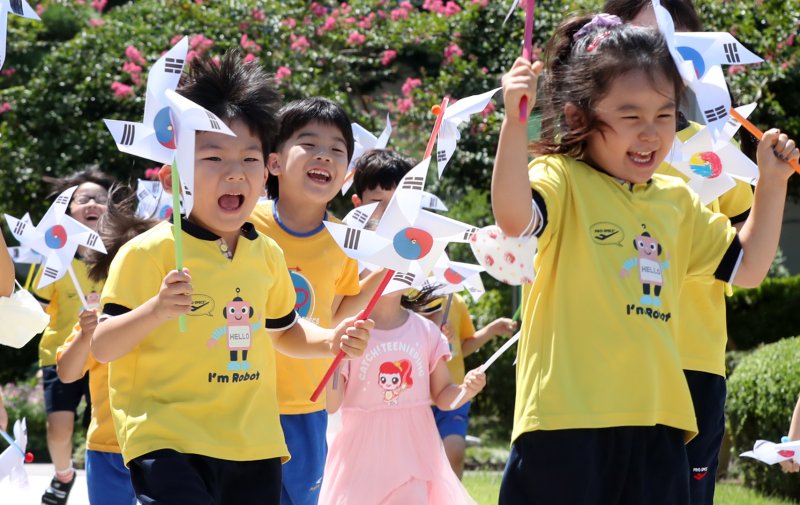제79주년 광복절을 하루 앞둔 14일 오후 부산진구청 어린이집 인근에서 원생들이 직접 만든 태극기 바람개비를 날리며 즐거워하고 있다. 2024.8.14/뉴스1 ⓒ News1 윤일지 기자