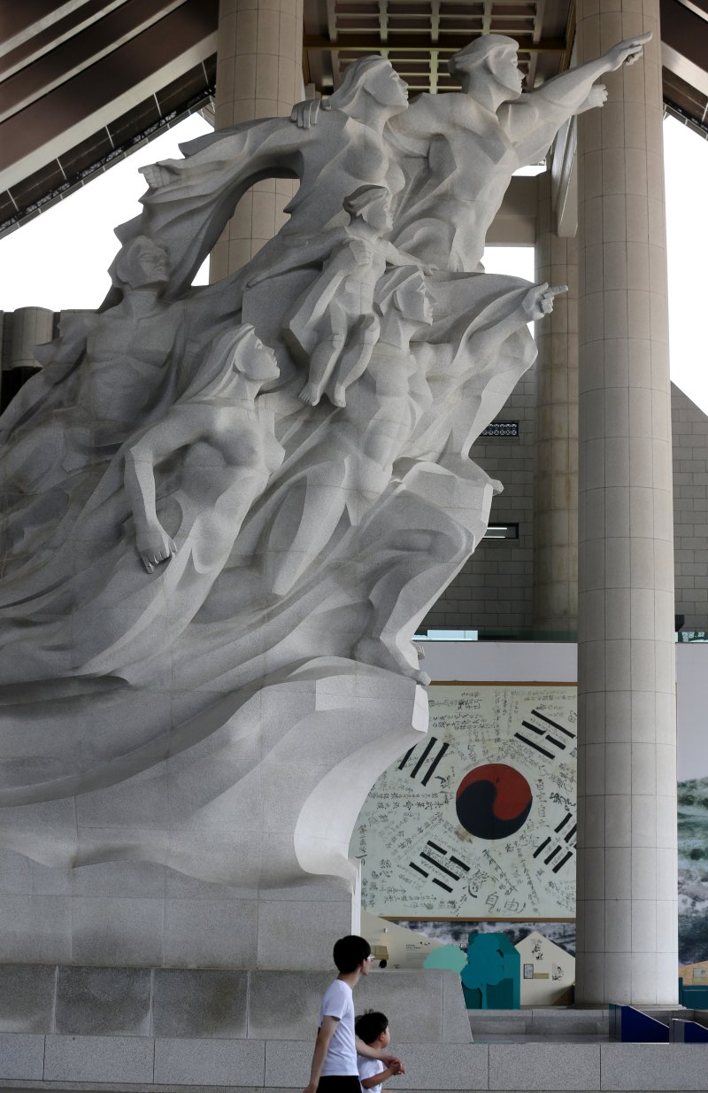 광복절을 하루 앞둔 14일 충남 천안 독립기념관을 찾은 관람객들이 전시물을 관람하고 있다. 2024.8.14/뉴스1 ⓒ News1 김기태 기자