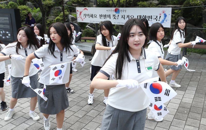 성신여중 학생들이 14일 오전 서울 성북구 만해공원에서 열린 제79주년 광복절 기념 만해 동상 청소 및 플래시몹 행사에서 태극기를 이용한 댄스를 선보이고 있다. 2024.8.14/뉴스1 ⓒ News1 임세영 기자