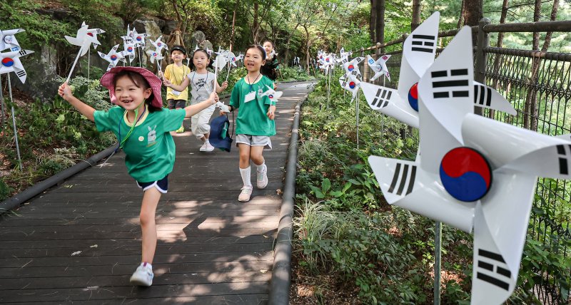 광복절을 하루 앞둔 14일 서울 응봉근린공원 남산자락숲길에 조성된 태극꽃길에서 어린이들이 뛰놀고 있다.2024.8.14/뉴스1 ⓒ News1 김도우 기자