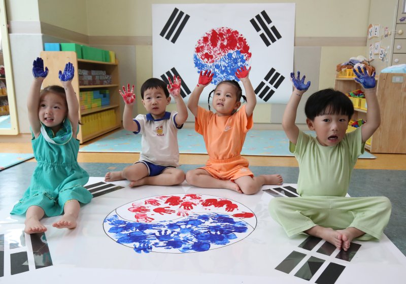 광복절을 앞두고 13일 오전 대전 동구청 한솔어린이집 원생들이 손도장 태극기를 체험하고 있다.2024.8.13/뉴스1 ⓒ News1 김기태 기자