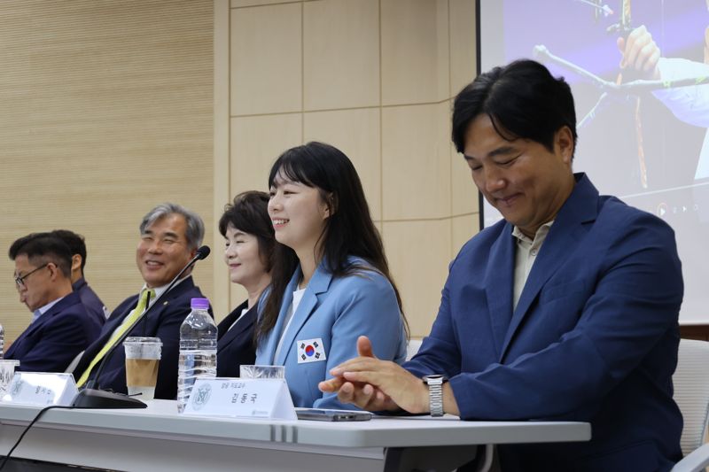 양궁 3관왕 임시현(오른쪽 두번째)이 14일 오전 서울 송파구 한국체육대학에서 기자 간담회를 열고 있다. 사진=연합뉴스