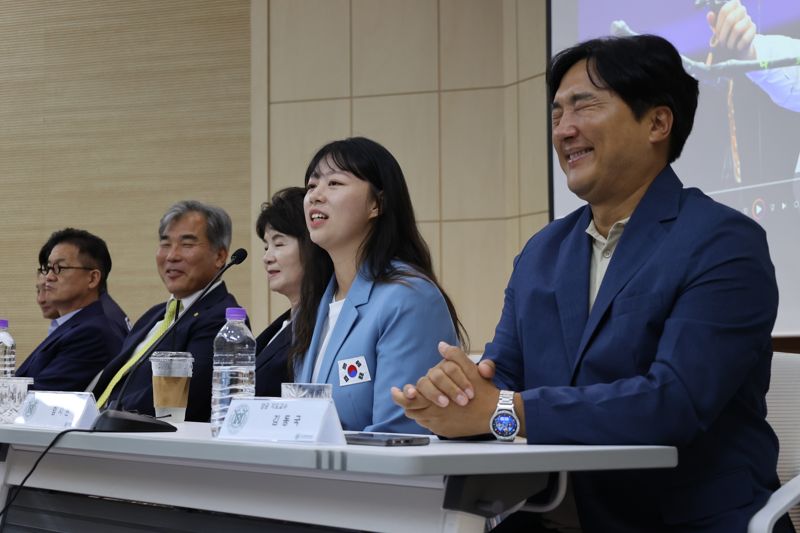 양궁 3관왕 임시현(오른쪽 두번째)이 14일 오전 서울 송파구 한국체육대학에서 열린 기자간담회에서 질문에 답하고 있다. 사진=전상일 기자