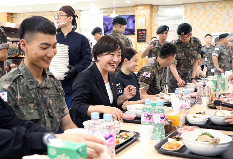 송미령 농림축산식품부 장관이 지난 8월 14일 강원 원주 육군 제36보병사단을 방문해 군 장병들과 급식을 먹으며 의견 청취를 하고 있다. (특정 사실과 직접 관련 없음) 사진=농림축산식품부 제공