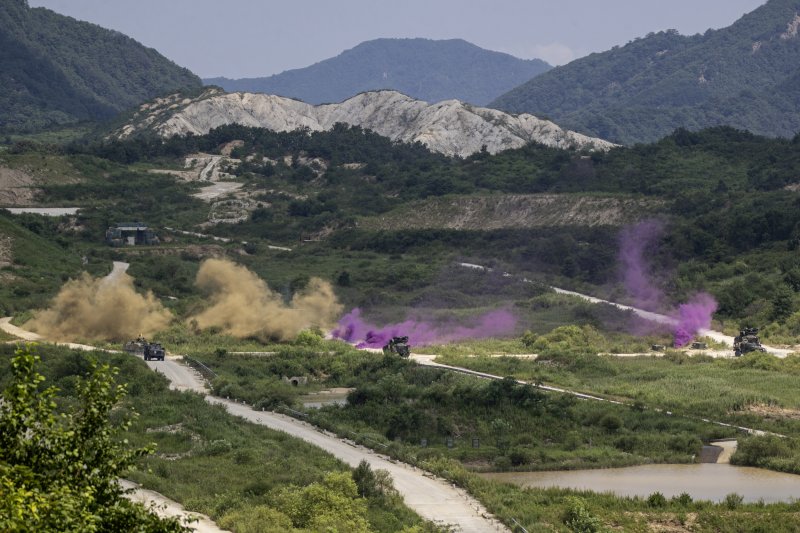 육군 제1기갑여단 진격대대와 미1기갑사단 썬더볼트대대가 지난 9일부터 14일까지 경기도 포천시 승진훈련장에서 '한미연합 소부대 실사격 기동훈련'을 실시했다고 14일 밝혔다. 사진은 K200A1 장갑차와 브래들리 장갑차가 연막차장 하 목표 고지를 향해 기동하는 모습. 사진=육군 제공