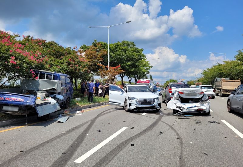 14일 오후 김해공항 인근 도로에서 25t 화물차를 포함한 차량 5중 추돌 사고가 발생했다. 부산경찰청 제공