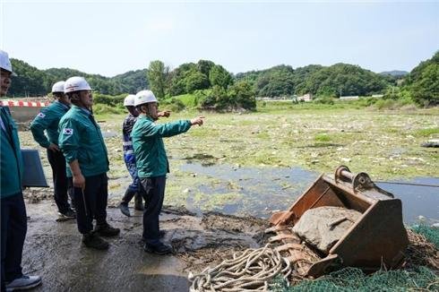 지난 13일 충북 옥천군 대청호 부유물 처리 작업장에서 윤석대 한국수자원공사 사장(오른쪽 첫번째)이 현장 점검을 하고 있다. 한국수자원공사 제공