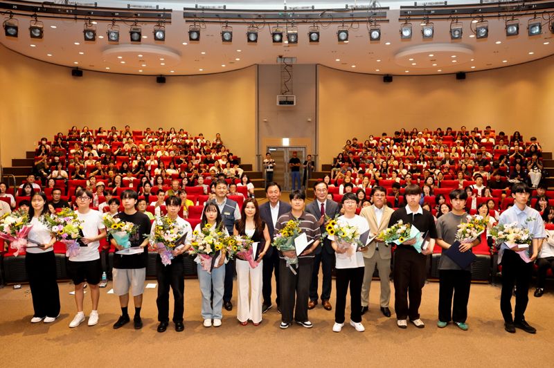 장학증서 수여식에서 이광훈 고리원자력본부장(뒷줄 왼쪽 세번째), 김진용 고리원자력본부 노조위원장(뒷줄 왼쪽 첫번째), 박홍복 기장군의회 의장(뒷줄 왼쪽 두번째), 최상철 기장군 체육회장(뒷줄 왼쪽 네번째)과 장학생들이 함께 기념 촬영을 하고 있다. 고리원자력본부 제공