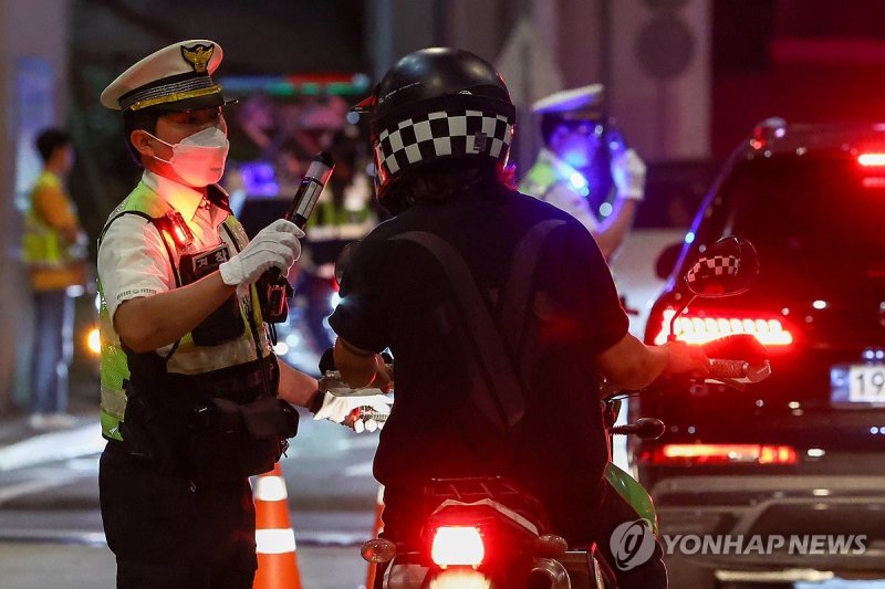 폭주·난폭운전 특별단속 중 폭주·난폭운전 특별단속 중 (서울=연합뉴스) 윤동진 기자 = 14일 저녁 서울 잠수교 북단 인근에서 서울경찰청 관계자들이 광복절 대비 폭주·난폭운전 특별단속을 실시하고 있다. 2024.8.14 mon@yna.co.kr (끝)