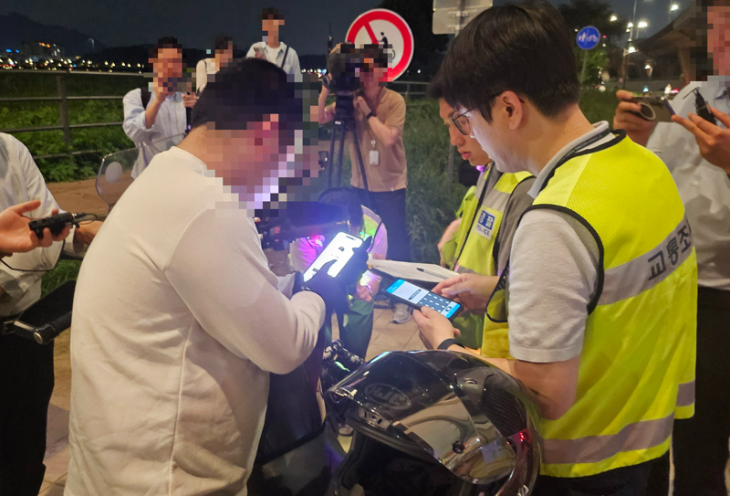 14일 오후 10시께 서울 용산구 잠수교 북단에서는 경찰이 폭주 및 오토바이 불법 튜닝에 대한 단속에 나섰다. /사진=노유정 기자