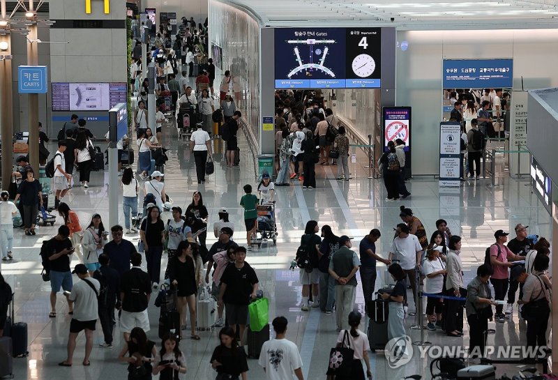 지난 5일 오후 인천 영종도 인천국제공항 1터미널 출국장이 탑승객들로 붐비고 있다. 연합뉴스.