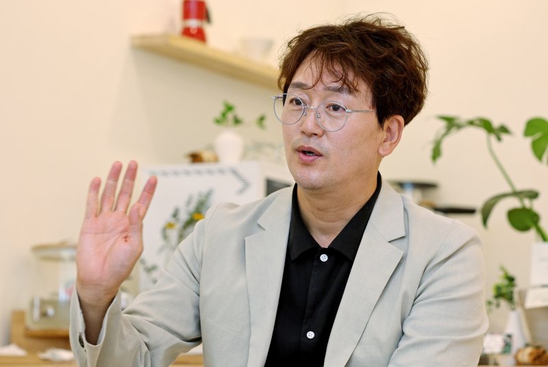 [단독] 김정태 "간암 투병 후 연기 그만둘까 고민도…지금은 금융치료"(인터뷰)