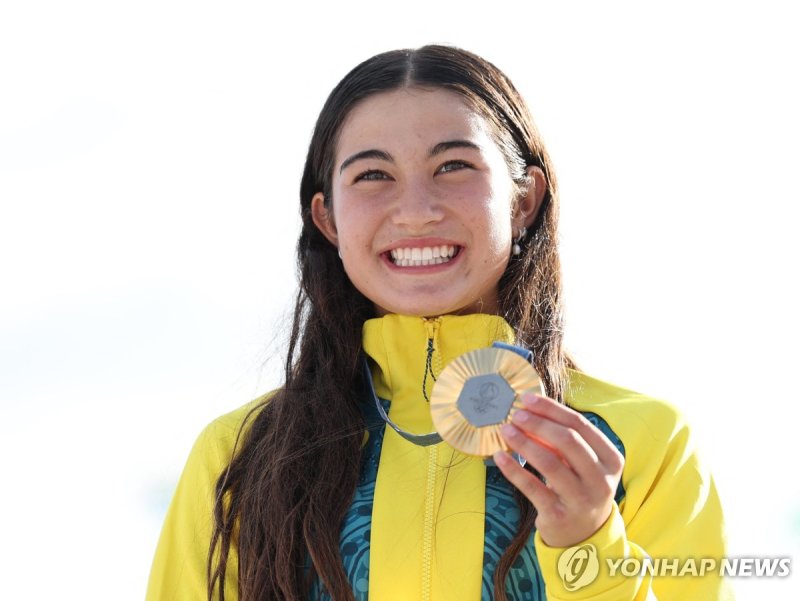 호주 14세 최연소 금메달리스트 "제 비지니스석 다른 분이 앉으세요"