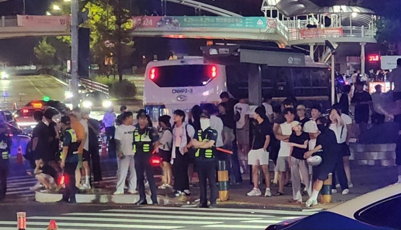 15일 오전 1시께 충남 천안시 동남구 일봉산 사거리 일원 폭주를 구경하기 위해 교차로 교통섬에 사람들이 모여 들었다. 2024.8.15./뉴스1ⓒNews1 이시우 기자