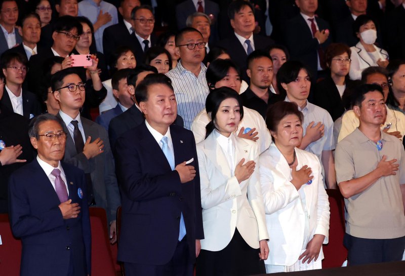 윤석열 대통령 부부, 제79주년 광복절 경축식 참석 (서울=연합뉴스) 진성철 기자 = 윤석열 대통령과 김건희 여사가 15일 서울 종로구 세종문화회관에서 열린 제79주년 광복절 경축식에서 이동일 순국선열유족회장 등 참석자들과 함께 국기에 대한 경례를 하고 있다. [대통령실통신사진기자단] 연합뉴스