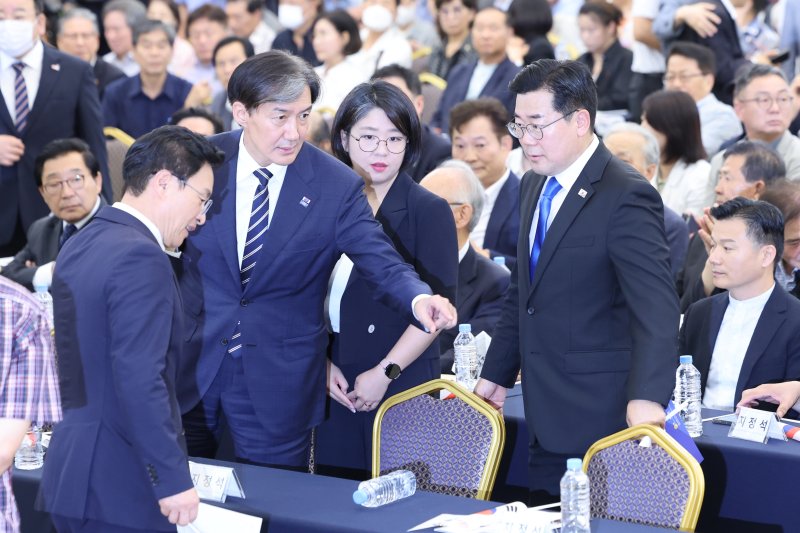 '두 동강 난' 사상초유의 광복절.."국민분열" vs "친일몰이"