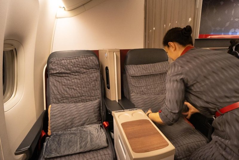 [imazine] 환승 여행의 최적지 이스탄불 ② 직항편보다 경유편이 좋은 이유 잠자리 정리하는 터키항공 승무원 [사진/성연재 기자]