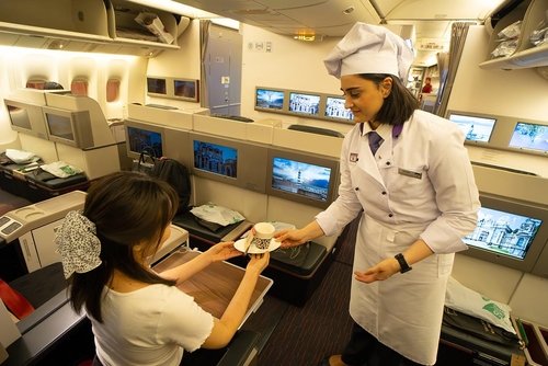 [imazine] 환승 여행의 최적지 이스탄불 ② 직항편보다 경유편이 좋은 이유 플라잉 셰프의 커피 서빙 [사진/성연재 기자]