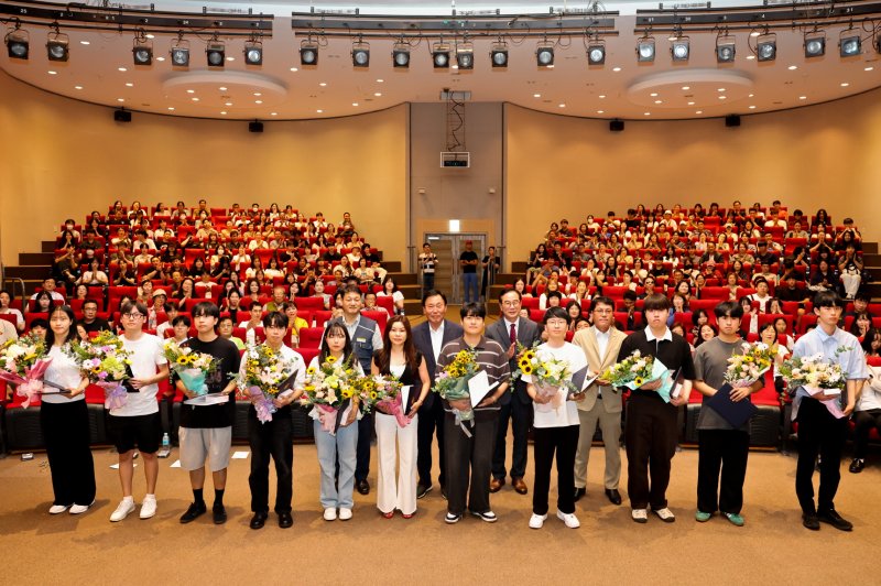 장학증서 수여식에서 이광훈 고리원자력본부장(뒷줄 왼쪽 세번째), 김진용 고리원자력본부 노조위원장(뒷줄 왼쪽 첫번째), 박홍복 기장군의회 의장(뒷줄 왼쪽 두번째), 최상철 기장군 체육회장(뒷줄 왼쪽 네번째)과 장학생들이 함께 기념촬영을 하고 있다. 고리원자력본부 제공