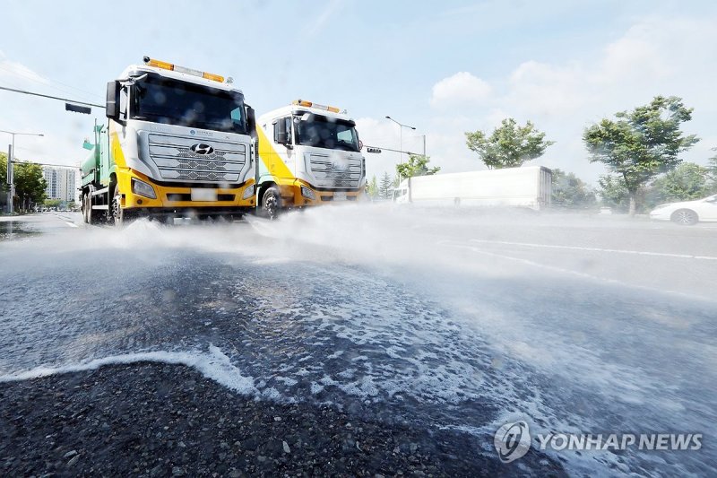 살수차가 도로에서 물을 뿌리는 모습. 연합뉴스