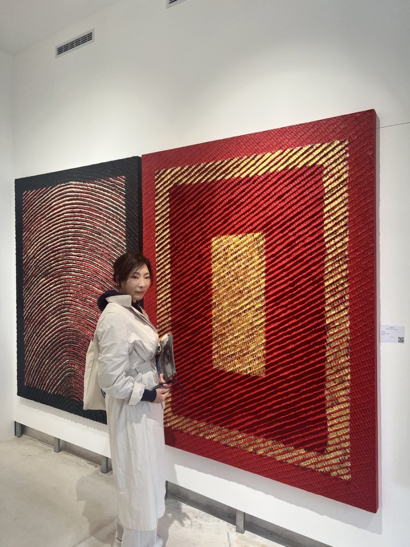 베네치아비엔날레 찾은 오지윤 작가 (서울=연합뉴스) 올해 베네치아비엔날레 방글라데시 국가관에 걸린 자신의 작품 앞에 선 오지윤 작가. 2024.8.16 [본인 제공. 재판매 및 DB 금지]