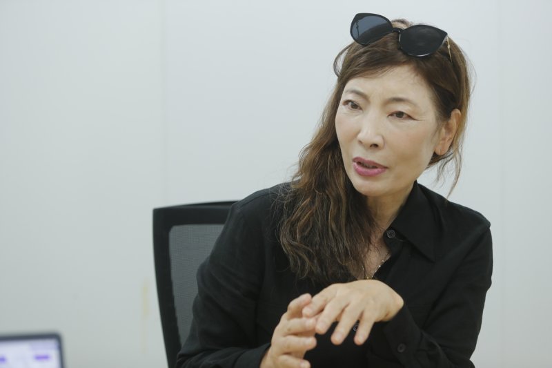 인터뷰하는 오지윤 작가 (서울=연합뉴스) 지난 6일 서울 종로구 수송동 연합뉴스 본사에서 인터뷰하고 있는 서양화가 오지윤 씨. 2024.8.16 [연합뉴스 자료사진]